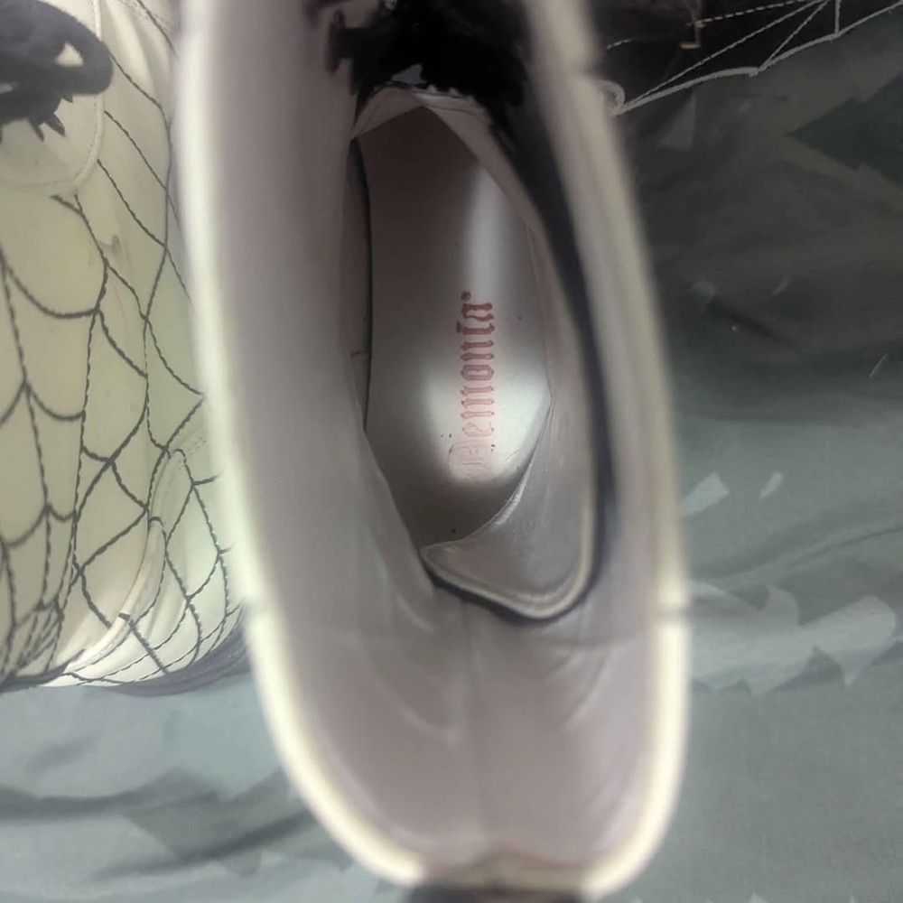 Spider Web Pattern Boots - Picture 3 of 5